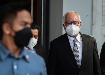 KUALA LUMPUR, 26 Okt -- Tiga Mahkamah Tinggi berasingan hari ini membenarkan permohonan Datuk Seri Najib Tun Razak untuk meminda tarikh pelepasan dan pemulangan pasportnya ke Singapura bagi melawat anaknya Nooryana Najwa yang dijangka akan melahirkan anak kedua pada awal November.
Najib, 68, selaku pemohon yang memfailkan notis usul pada 21 Okt lepas, memohon untuk meminda tarikh bagi pelepasan dan pemulangan pasportnya kepada mahkamah daripada 20 Okt sehingga 22 Nov kepada 25 Okt sehingga 6 Dis ini untuk melawat Nooryana di Singapura.
Ahli Parlimen Pekan itu dalam afidavit sokongannya berkata beliau juga diamanahkan untuk membantu jentera parti UMNO menghadapi Pilihan Raya Negeri (PRN) Melaka pada 20 Nov depan memandangkan Presiden Parti UMNO Datuk Seri Dr Ahmad Zahid Hamidi pada masa itu, akan berangkat ke Jerman untuk mendapatkan rawatan tulang belakang.
--fotoBERNAMA (2021) HAK CIPTA TERPELIHARA