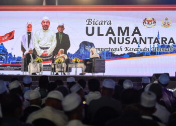 KOTA BHARU, 22 Julai -- Pengerusi Jawatankuasa Pembangunan Islam Dakwah, Penerangan dan Hubungan Seranta, Datuk Mohd Nassaruddin Daud (tengah) bersama Ketua Lujnah Fatwa Majlis Agama Islam Fatani, Tuan Guru Baba Ghazali Ahmad Al- Fatani (kanan) pada Bicara Ulama Nusantara sempena Program Jelajah Aspirasi Keluarga Malaysia (AKM) Kelantan di Stadium Sultan Muhammad IV hari ini.

Turut hadir Moderator, Timbalan Rektor Kolej Universiti Islam Antarabangsa Sultan Ismail Petra Nilam Puri Kota Bharu, Dr Mohd Ramizu Abdulah@ Zakaria (kiri).

AKM Kelantan diadakan selama tiga hari sehingga Ahad ini bermula 9 pagi hingga 9 malam.

Pelbagai acara menarik disediakan sepanjang AKM Kelantan seperti Karnival Kerjaya Jamin Kerja Keluarga Malaysia, gerai pameran agensi dan kementerian, bekwoh (kenduri), persembahan kebudayaan dan pertandingan Muay Thai.

-- fotoBERNAMA (2022) HAK CIPTA TERPELIHARA