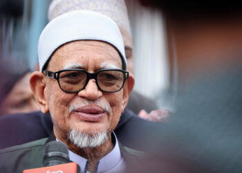 KUALA LUMPUR, 5 Dis -- Presiden PAS Tan Sri Abdul Hadi Awang ditemui media di pekarangan Ibu Pejabat Polis Daerah (IPD) Sentul hari ini selepas memberi keterangan berhubung siasatan kes ucapan berbaur hasutan oleh beliau semasa kempen Pilihan Raya Umum ke-15 yang lalu. 

—fotoBERNAMA (2022) HAK CIPTA TERPELIHARA