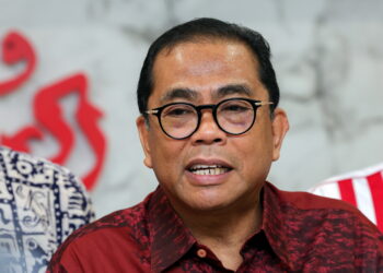 JOHOR BAHRU, 4 Feb -- Pengerusi UMNO Johor yang juga Naib Presiden UMNO, Datuk Seri Mohamed Khaled Nordin bercakap pada sidang media selepas mempengerusikan Mesyuarat Badan Perhubungan UMNO Johor di Bangunan Perhubungan Negeri Johor hari ini.

-- fotoBERNAMA (2023) HAK CIPTA TERPELIHARA