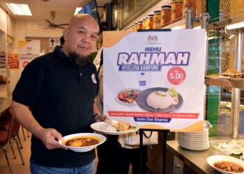 MELAKA, 6 Feb -- Pengusaha Restoran Asam Pedas Selera Kampung Saharudin Mohd Nor menunjukkan salah satu menu asam pedas yang ditawarkan di bawah Program Menu Rahmah kepada pelanggannya pada Sesi Pengenalan Program Menu Rahmah hari ini.

Sebanyak tiga menu iaitu asam pedas ayam, asam pedas tetel atau asam pedas ikan bersama nasi, sayur, telur masin dan air mineral ditawarkan pada harga RM5 bagi satu set menu berkenaan.

Menu Rahmah berkenaan ditawarkan setiap hari Isnin dan Khamis kepada 100 pelanggan pertama di restoran itu.

--fotoBERNAMA (2023) HAK CIPTA TERPELIHARA