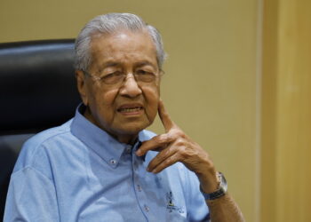 PUTRAJAYA, 18 Feb -- Bekas Perdana Menteri Tun Dr Mahathir Mohammad bercakap pada sidang media selepas menerima borang keahlian parti Parti Bumiputera Perkasa Malaysia (Putra) di Yayasan Kepimpinan Perdana hari ini.

--fotoBERNAMA (2023) HAK CIPTA TERPELIHARA
