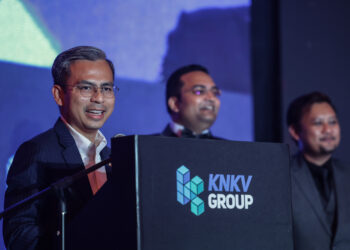 KUALA LUMPUR, 8 Mac -- Menteri Komunikasi dan Digital Ahmad Fahmi Mohamed Fadzil berucap pada Majlis KNKV Viral Awards malam ini 

Turut sama Ketua Pegawai Eksekutif KNKV Group Adam Richman (tengah).

--fotoBERNAMA (2023) HAK CIPTA TERPELIHARA
