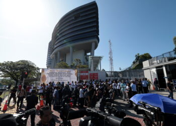 PUTRAJAYA, 9 Mac -- Penyokong Pengerusi Perikatan Nasional (PN) Tan Sri Muhyiddin Yassin berkumpul di hadapan ibu pejabat Suruhanjaya Pencegahan Rasuah Malaysia (SPRM) Putrajaya hari ini.

--fotoBERNAMA (2023) HAK CIPTA TERPELIHARA