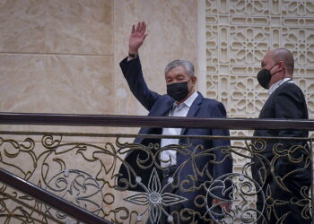 PUTRAJAYA, 27 Mac -- Timbalan Perdana Menteri Datuk Seri Dr Ahmad Zahid Hamidi hari ini berjaya memperoleh pasport antarabangsa dan diplomatik secara kekal bagi membolehkannya menjalankan tugas rasmi di luar negara.

Panel tiga hakim Mahkamah Rayuan diketuai Datuk Hanipah Farikullah membenarkan permohonan Ahmad Zahid yang juga Menteri Kemajuan Desa dan Wilayah untuk mendapatkan pasport secara kekal selepas berpuas hati bahawa permohonan itu mempunyai merit.

--fotoBERNAMA (2023) HAK CIPTA TERPELIHARA

PUTRJAYA, March 27 -- Deputy Prime Minister Datuk Seri Dr Ahmad Zahid Hamidi was today granted permanent access to his international and diplomatic passport to enable him to carry out official duties abroad.

This followed a decision by a three-judge panel of the Court of Appeal, led by Datuk Hanipah Farikullah in allowing the appeal by Ahmad Zahid, who is also the Rural and Regional Development Minister, to obtain permanent access to the passports on grounds that the application had merit.

--fotoBERNAMA (2023) COPYRIGHT RESERVED