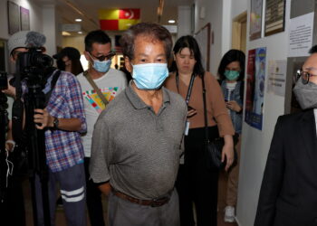 PETALING JAYA, 31 Mac -- Seorang lelaki warga emas mengaku tidak bersalah di Mahkamah Majistret hari ini terhadap pertuduhan menghalang penjawat awam dalam kejadian operasi penangkapan anjing liar oleh Majlis Bandaraya Petaling Jaya (MBPJ) baru-baru ini.

Patrick Khoo Kian Wui, 69, didakwa dengan sengaja menghalang seorang penjawat awam iaitu anggota MBPJ Azizul Azzim Norehan daripada menjalankan tugas-tugas jawatannya di sebuah rumah di Taman Kanagapuram, di sini, pada 9 malam, 22 Mac lalu.

Pendakwaan dikemukakan mengikut Seksyen 186 Kanun Keseksaan yang membawa hukuman penjara maksimum dua tahun atau denda yang boleh sampai RM10,000 atau kedua-duanya, jika sabit kesalahan.

--fotoBERNAMA (2023) HAK CIPTA TERPELIHARA