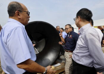 KUALA SELANGOR, 18 Mei -- Menteri Besar Selangor, Datuk Seri Amirudin Shari (tengah) melihat Raw Water Pump selepas merasmikan Projek Skim Jaminan Air Mentah (SJAM) pada Majlis Perasmian Projek SJAM di Bestari Jaya, hari ini. 

Turut hadir Pengerusi Jawatankuasa Tetap Infrastruktur, Kemudahan Awam dan Pemodenan Pertanian dan Industri Asas Tani Negeri Selangor, Ir Izham Hashim (kiri).

-- fotoBERNAMA (2023) HAK CIPTA TERPELIHARA