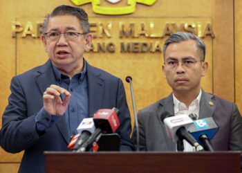 KUALA LUMPUR, 23 Mei -- Menteri Perdagangan Dalam Negeri dan Kos Sara Hidup Datuk Salahuddin Ayub (kiri) ketika sidang media mengenai dakwaan penjualan semula tiket konsert Coldplay pada kadar yang tidak munasabah di Bangunan Parlimen hari ini.

Turut sama Menteri Komunikasi dan Digital Fahmi Fadzil.

--fotoBERNAMA (2023) HAK CIPTA TERPELIHARA