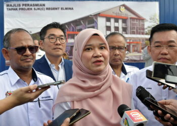 SHAH ALAM, 26 Jun -- Menteri Pendidikan Fadhlina Sidek (tengah) menjawab pertanyaan media selepas menyempurnakan Majlis Perasmian Tapak Sekolah Jenis Kebangsaan (C) Regent Elmina di Seksyen U15 hari ini.

--fotoBERNAMA (2023) HAK CIPTA TERPELIHARA