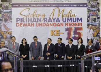 PUTRAJAYA, 5 Jul --  Pengerusi Suruhanjaya Pilihan Raya (SPR) Tan Sri Abdul Ghani Salleh (lima, kiri) pada sidang media selepas mempengerusikan mesyuarat khas berkaitan tarikh-tarikh Pilihan Raya Negeri (PRN) melibatkan enam negeri di Menara SPR Putrajaya hari ini.

SPR menetapkan PRN di enam negeri diadakan serentak dengan 12 Ogos ini sebagai hari pengundian manakala 29 Julai sebagai hari penamaan calon.

--fotoBERNAMA (2023) HAK CIPTA TERPELIHARA