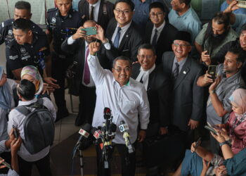 KUALA LUMPUR, 18 Julai -- Menteri Besar Kedah Datuk Seri Muhammad Sanusi Md Nor ketika ditemui pengamal media selepas selesai menghadapi pertuduhan di Mahkamah Sesyen Selayang hari ini.

Muhammad Sanusi, 48, dihadapkan di dua Mahkamah Sesyen Selayang di sini, atas dua pertuduhan menghasut berhubung isu pelantikan Menteri Besar Selangor dan penubuhan Kerajaan Perpaduan dalam satu ceramah politik, minggu lepas.

Tertuduh, yang juga Pengarah Pilihan Raya Perikatan Nasional, mengaku tidak bersalah selepas kedua-dua pertuduhan terhadapnya dibacakan secara berasingan di hadapan Hakim Nor Rajiah Mat Zin dan Hakim Osman Affendi Mohd Shalleh.

--fotoBERNAMA (2023) HAK CIPTA TERPELIHARA