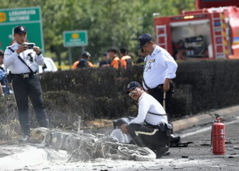SHAH ALAM, 17 Ogos -- Keadaan motorsikal yang turut terbakar di lokasi kejadian pesawat terhempas di Elmina Shah Alam hari ini.

--fotoBERNAMA (2023) HAK CIPTA TERPELIHARA