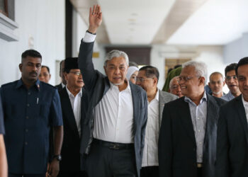 KUALA LUMPUR, 4 Sept -- Mahkamah Tinggi hari ini memutuskan untuk melepaskan tanpa membebaskan (DNAA) Timbalan Perdana Menteri Datuk Seri Dr Ahmad Zahid Hamidi daripada semua 47 pertuduhan pecah amanah, rasuah, dan pengubahan wang haram yang berkaitan dengan dana Yayasan Akalbudi.

Hakim Datuk Collin Lawrence Sequerah membuat keputusan itu selepas membenarkan permohonan oleh Timbalan Pendakwa Raya Datuk Mohd Dusuki Mokhtar untuk melepaskan tanpa membebaskan Ahmad Zahid, apabila pihak pendakwaan memutuskan untuk berhenti, kerana mereka berhasrat menyiasat kes itu dengan lebih mendalam.

-- fotoBERNAMA (2023) HAK CIPTA TERPELIHARA