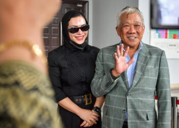 KUALA LUMPUR, 7 Sept -- Ahli Parlimen Kinabatangan Datuk Seri Bung Moktar Radin dan isterinya, Datin Seri Zizie Izette Abdul Samad dilepas dan dibebaskan oleh Mahkamah Tinggi hari ini atas tiga pertuduhan rasuah berjumlah RM2.8 juta membabitkan pelaburan RM150 juta dalam unit amanah Public Mutual Berhad.

Hakim, Datuk Azhar Abdul Hamid membuat keputusan itu selepas membenarkan permohonan pasangan itu untuk menyemak keputusan Mahkamah Sesyen yang memerintahkan mereka membela diri pada 2 Sept tahun lalu.

--fotoBERNAMA (2023) HAK CIPTA TERPELIHARA