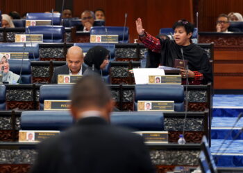KUALA LUMPUR, 18 Sept –– Menteri di Jabatan Perdana Menteri (Undang-undang dan Reformasi Institusi), Datuk Seri Azalina Othman Said ketika sesi perbahasan usul Kajian Separuh Penggal Rancangan Malaysia ke-12 (KSP RMK12) di Dewan Rakyat, hari ini.

--fotoBERNAMA (2023) HAK CIPTA TERPELIHARA