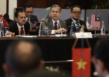 DA NANG, Sept 22 -- Communications and Digital Minister Fahmi Fadzil delivers his remarks during the 16th Conference of ASEAN Ministers Responsible for Information (AMRI) and Related Meetings at Furama Resort Danang, today.

Also present Communications and Digital Ministry secretary-general Datuk Mohamad Fauzi Md Isa (left).

-- fotoBERNAMA (2023) COPYRIGHT RESERVED