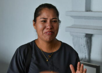 KUALA LUMPUR, 11 Okt -- Ibu tunggal beragama Buddha Lou Siew Hong hadir di Mahkamah Tinggi Kuala Lumpur bagi mendapatkan keputusan permohonan MAIPs untuk memberi didikan agama kepada tiga anak mualaf.

Mahkamah Tinggi di sini hari ini menolak permohonan Majlis Agama Islam dan Adat Istiadat Melayu Perlis (MAIPs) untuk memberikan pendidikan asas Islam kepada tiga kanak-kanak mualaf yang diletakkan di bawah jagaan Loh.

--fotoBERNAMA (2023) HAK CIPTA TERPELIHARA