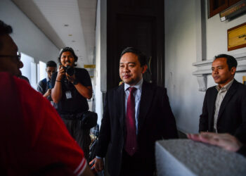 KUALA LUMPUR, 25 Okt -- Bekas Ketua Penerangan Bersatu Datuk Wan Saiful Wan Jan (dua, kanan) didakwa di Mahkamah Sesyen hari ini, atas 18 pertuduhan pengubahan wang haram membabitkan RM5.59 juta, tahun lepas.

Wan Saiful, 48, yang bersut hitam, mengaku tidak bersalah selepas kesemua pertuduhan itu dibacakan secara berasingan di hadapan Hakim Suzana Hussin.

--fotoBERNAMA (2023) HAK CIPTA TERPELIHARA