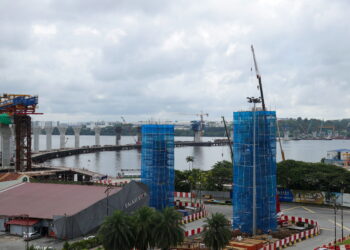 JOHOR BAHRU, 25 Dis -- Keadaan semasa projek Sistem Transit Rapid (RTS) Link Johor Bahru-Singapura ketika tinjauan hari ini.

RTS Link adalah rangkaian rel sepanjang empat kilometer yang menghubungkan Bukit Chagar, Stesen Johor Bahru dan Woodlands di Singapura.

Projek RTS Link yang dijadual siap menjelang Disember 2026, dijangka mampu menarik 35 peratus daripada 350,000 orang yang bergerak melalui Tambak Johor setiap hari.

--fotoBERNAMA (2023) HAK CIPTA TERPELIHARA