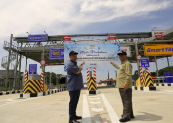 BUKIT GANTANG, 11 Mac -- Menteri Kerja Raya Datuk Seri Alexander Nanta Linggi (kiri) bersama Menteri Besar Perak Datuk Seri Saarani menunjukkan plaza tol Seksyen 11 yang akan dibuka kepada pengguna jalan raya tepat pada 12.01 tengah malam ini selepas Majlis Pembukaan Seksyen 11 Lebuhraya Pesisiran Pantai Barat (WCE) hari ini.

Menteri Kerja Raya Datuk Seri Alexander Nanta Linggi berkata tol percuma boleh dinikmati pengguna yang memasuki lebuh raya itu dari Plaza Tol Taiping Selatan, Plaza Tol Trong dan Plaza Tol Beruas di kedua-dua arah sehingga 11 Mei depan.

--fotoBERNAMA (2024) HAK CIPTA TERPELIHARA