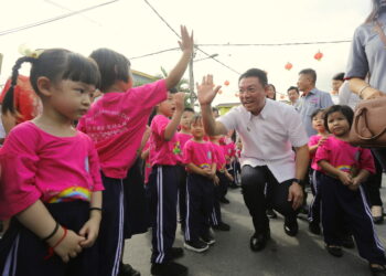 GERIK, 22 April -- Menteri Perumahan dan Kerajaan Tempatan Nga Kor Ming menyantuni kanak-kanak tadika Kampung Baru Batu Dua pada Program Sentuhan Kasih Kementerian Perumahan dan Kerajaan Tempatan (KPKT) di Pasar Awam Gerik dan Majlis Perasmian Pintu Gerbang Kampung Baru Cina di Gerik hari ini.

--fotoBERNAMA (2024) HAK CIPTA TERPELIHARA
