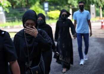 BENTONG, 21 Mei -- Empat individu termasuk tiga wanita yang video mereka tular di media sosial kerana memasak mi segera di kawasan stesen minyak di Genting Highlands minggu lepas, didenda RM500 atau penjara tiga hari oleh Mahkamah Majistret di sini hari ini.

Majistret Nadhratun Naiem Zainan menjatuhkan hukuman itu ke atas peniaga kedai makan Fadhli Zil Ikram Sazalin Isran Ji, 24, pegawai perkhidmatan pelanggan Nurfatin Irdina Shahrulnizam, 24, pembantu pergigian Nur Anis Salleh, 24, dan ejen hartanah Nur Azira Azman, 23, selepas mereka mengaku bersalah atas pertuduhan itu.

Mengikut pertuduhan, mereka didakwa bersama-sama memasak menggunakan dapur gas dalam kawasan stesen minyak Taman Cendawan, Genting Highlands di sini pada 1.30 pagi, 12 Mei lepas, yang merupakan perbuatan gopoh sehingga membahayakan keselamatan orang lain.

--fotoBERNAMA (2024) HAK CIPTA TERPELIHARA