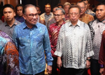 KUCHING, 27 Mei -- Perdana Menteri Datuk Seri Anwar Ibrahim tiba bagi merasmikan acara kemuncak sambutan Hari Wartawan Nasional (HAWANA) 2024 hari ini. 

Beliau tiba di sebuah hotel di sini kira-kira pukul 3 petang, lokasi berlangsungnya acara berkenaan, dengan diiringi Premier Sarawak Tan Sri Abang Johari Tun Openg dan Menteri Komunikasi Fahmi Fadzil.

Acara perhimpunan terbesar wartawan Malaysia yang mengangkat tema "Etika Teras Kewartawanan Mapan" itu dianjurkan Kementerian Komunikasi dengan kerjasama kerajaan negeri Sarawak. Pertubuhan Berita Nasional Malaysia (Bernama) ialah agensi pelaksana HAWANA 2024.

--fotoBERNAMA (2024) HAK CIPTA TERPELIHARA

KUCHING, May 27 -- Prime Minister Datuk Seri Anwar Ibrahim has arrived to officiate at the highlight of the National Journalists Day (HAWANA) 2024 celebration, today.

He arrived at the event venue at about 3 pm, accompanied by Sarawak Premier Tan Sri Abang Johari Tun Openg and Communications Minister Fahmi Fadzil.

The largest gathering of Malaysian journalists, themed "Etika Teras Kewartawanan Mapan", is organised by the Communications Ministry in collaboration with the Sarawak government. The Malaysian National News Agency (Bernama) is the implementing agency for HAWANA 2024.

-- fotoBERNAMA (2024) COPYRIGHT RESERVED