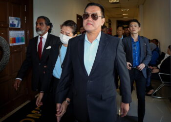 SHAH ALAM, 10 Jun -- Status representasi Pengasas dan Pengerusi Eksekutif Kumpulan KK Supermart & Superstore Sdn Bhd Datuk Seri Dr Chai Kee Kan dan isteri Datin Seri Loh Siew Mui untuk menarik balik semua pertuduhan ke atas mereka diketahui 15 Julai ini. 

Hakim Muhamad Anas Mahadzir menetapkan tarikh itu selepas Timbalan Pendakwa Raya Khairul Azreem Mamat memaklumkan representasi dikemukakan pihak pembelaan pada 17 Mei lepas itu masih diteliti Jabatan Peguam Negara (AGC). 

--fotoBERNAMA (2024) HAK CIPTA TERPELIHARA