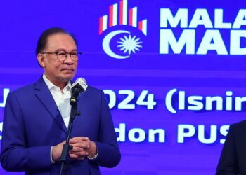 PUTRAJAYA, 1 Julai -- Perdana Menteri Datuk Seri Anwar Ibrahim (tengah) ketika menyampaikan ucapan pada perhimpunan bulanan bersama warga Jabatan Perdana Menteri di Dewan Sri Endon Puspanitapuri hari ini.

--fotoBERNAMA (2024) HAK CIPTA TERPELIHARA