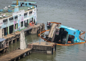 BUTTERWORTH, 24 Julai -- Suruhanjaya Pelabuhan Pulau Pinang (SPPP) telah mengambil tindakan segera selepas mendapat laporan berhubung sebuah feri ikonik iaitu Feri Pulau Kapas yang ditambat di Pangkalan Sultan Abdul Halim (PSAH) di sini, karam awal pagi tadi. 

Pengerusinya Datuk Yeoh Soon Hin berkata pihaknya bertindak menambah tali mengikat feri (mooring lines) dan memasang boom bagi mencegah sebarang tumpahan minyak dari bilik enjin selepas menerima laporan mengenai kejadian itu pada 3.26 pagi.

Feri yang dibina pada 1981 itu ditamatkan operasinya pada 31 Mei 2020 dan kemudian ditempatkan di PSAH kerana mengalami kebocoran dan tidak lagi boleh dibuat pembaikan.

--fotoBERNAMA (2024) HAK CIPTA TERPELIHARA