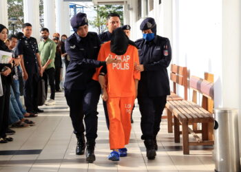 SEPANG, 9 Ogos -- Seorang remaja perempuan berusia 14 tahun, yang ditahan semalam kerana disyaki menceroboh dan menyamar sebagai petugas hospital di Serdang, direman selama dua hari sehingga esok.

Perintah reman dikeluarkan Majistret Mahkamah Sepang Muhammad Bukhori Md Ruslan bagi membantu siasatan mengikut Seksyen 448 Kanun Keseksaan dan 170 Kanun Keseksaan iaitu menceroboh dan menyamar penjawat awam.

Remaja perempuan itu ditahan pada 9 pagi semalam di lobi Hospital Sultan Idris Shah (HSIS), Serdang selepas dikesan menyamar sebagai petugas perubatan hospital berkenaan.

--fotoBERNAMA (2024) HAK CIPTA TERPELIHARA