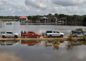 PASIR MAS, 7 Dis -- Deretan kenderaan pacuan empat roda Badan Bukan Kerajaan (NGO) yang membawa bekalan makanan untuk diagihkan kepada mangsa banjir selepas air mulai surut ketika tinjauan di Kampung Lachang, Rantau Panjang hari ini.

Kelantan terus mencatatkan jumlah mangsa paling tinngi setakat ini, namun jumlah itu berkurangan kepada 6,269 orang pagi ini berbanding 7,600 orang malam tadi dengan 18 Pusat Pemindahan Sementara (PPS) masih beroperasi.

Menurut Portal Info Bencana Jabatan Kebajikan Masyarakat (JKM), Tumpat mencatat jumlah mangsa tertinggi iaitu 5,721 orang daripada 1,731 keluarga diikuti Pasir Mas 526 mangsa (154 keluarga) dan Kuala Krai seramai 22 mangsa (tujuh keluarga).

--fotoBERNAMA (2024) HAK CIPTA TERPELIHARA