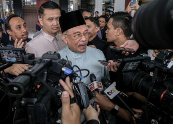 KUALA LUMPUR, 3 Jan -- Perdana Menteri Datuk Seri Anwar Ibrahim ketika ditemubual pemberita selepas mengadakan lawatan ke Pusat Penjaja Wirawati Kampung Pandan hari ini.

--fotoBERNAMA (2025) HAK CIPTA TERPELIHARA