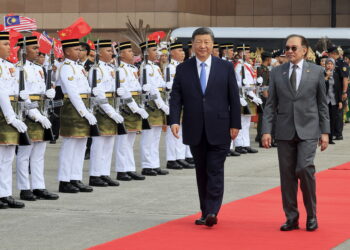 SEPANG, 17 April -- Perdana Menteri Datuk Seri Anwar Ibrahim bersama Presiden China, Xi Jinping melintasi kawalan kehormat dari Batalion Pertama Rejimen Renjer Diraja (Kehormat) di Kompleks Bunga Raya, Lapangan Terbang Antarabangsa Kuala Lumpur (KLIA) hari ini.

Xi hari ini berlepas ke Kemboja selepas menamatkan lawatan negara selama tiga hari ke Malaysia.

--fotoBERNAMA (2025) HAK CIPTA TERPELIHARA


SEPANG, April 17 -- Prime Minister Datuk Seri Anwar Ibrahim and Chinese President Xi Jinping inspect the guard of honour by the First Battalion Royal Ranger Regiment (Ceremonial) at the Bunga Raya Complex, Kuala Lumpur International Airport (KLIA) today.

Xi departed Malaysia for Cambodia today after concluding a three-day state visit.

-- fotoBERNAMA (2025) COPYRIGHT RESERVED