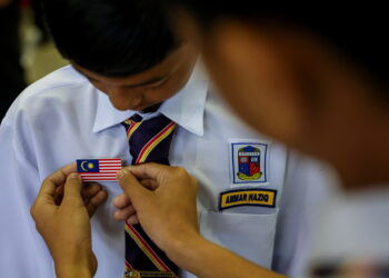 KEPALA BATAS, 21 April -- Pelajar Sekolah Menengah Kebangsaan Datuk Haji Ahmad Badawi mengemaskan lencana Jalur Gemilang pada hari pertama pemakaian lencana itu hari ini. 

Inisiatif pemakaian lencana Jalur Gemilang pada pakaian seragam sekolah yang bermula hari ini bermatlamat untuk menyemai semangat patriotisme dan cintakan negara dalam kalangan pelajar.

Pemakaian lencana Jalur Gemilang itu, melibatkan semua sekolah kerajaan, sekolah bantuan kerajaan, Kolej Matrikulasi dan Institut Pendidikan Guru Malaysia.

Inisiatif ini bertepatan dengan fungsi institusi pendidikan untuk menyemai rasa cinta akan negara dan menyuburkan semangat patriotisme dalam kalangan generasi muda.

Kementerian Pendidikan Malaysia (KPM) akan membekalkan dua unit lencana Jalur Gemilang secara percuma kepada semua murid untuk sesi persekolahan 2025/2026.

-- fotoBERNAMA (2025) HAK CIPTA TERPELIHARA