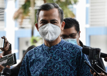KUALA LUMPUR, 4 Ogos -- Ahli Parlimen Lembah Pantai Ahmad Fahmi Mohamed Fadzil bercakap kepada media selepas memberi keterangan berkaitan sekumpulan Ahli Parlimen pembangkang yang berkumpul di Dataran Merdeka setelah tidak dibenarkan memasuki bangunan Parlimen pada Isnin lepas di Ibu Pejabat Polis Daerah Dang Wangi hari ini.
--fotoBERNAMA (2021) HAK CIPTA TERPELIHARA
