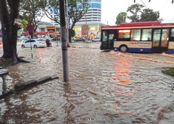 Several roads in the Bayan Baru area are flooded following a heavy downpour in the wee hours of Tuesday (Sept 2) morning.



//PIC FROM SOCIAL MEDIA//