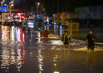 SHAH ALAM, 18 Dis -- Beberapa orang awam dilihat meredah banjir kilat yang terjadi akibat limpahan air dari Sungai Damansara dan mengakibatkan jalan di Batu 3 Lebuhraya Persekutuan ditenggelami air dan tidak boleh dilalui oleh kenderaan ketika tinjauan hari ini.

--fotoBERNAMA (2021) HAK CIPTA TERPELIHARA