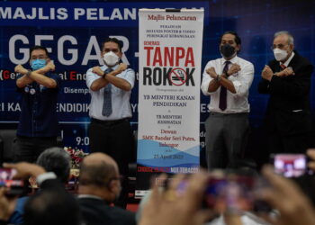 KAJANG, 25 April -- Menteri Kanan Pendidikan Datuk Dr Mohd Radzi Md Jidin (dua, kiri) bersama Menteri Kesihatan Khairy Jamaluddin (dua, kanan) bergambar pada Majlis Pelancaran Gegar-18 (Generational End Game Anti-Rokok) di Sekolah Menengah Kebangsaan Bandar Seri Putra hari ini.

--fotoBERNAMA (2022) HAK CIPTA TERPELIHARA