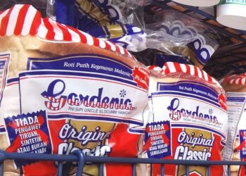 . Story on gardenia price increase. Qistina Rosli 11. Looking at the  Gardenia bread in KK speedmart. AZLINA ABDULLAH/The Star