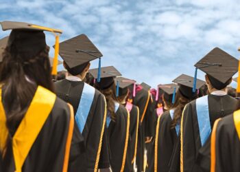 Graduates in university degree graduation,The background image is blue sky. Institutes of higher learning. University. Universities. Local grads. Employment. Cap and gown. Graduation ceremony. Ceremonies. Photo: 123rf.com