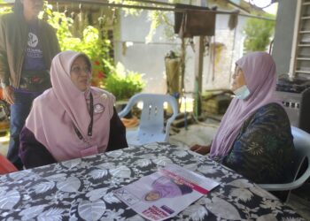 Kolej Islam Sultan Alam Shah STPM Top student Anis Syahirah Saiful Bahrin showing her STPM exam result in Klang yesterday.