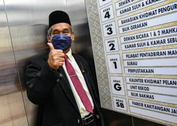IPOH, 7 Jan  -- Ibrahim Mat Zin atau digelar Raja Bomoh hadir di Mahkamah Rendah Syariah hari ini bagi mendengar prosiding kes membabitkannya berhubung ritual menolak bala yang dilakukan beliau bersama Puteri Zaleha di Dataran JPS di Teluk Intan baru-baru ini. 

Ibrahim, yang ditahan atas dakwaan mencela dan menghina agama Islam, dihadapkan ke Mahkamah tersebut hari ini. Ibrahim, 71, dan Puteri Zaleha atau nama sebenarnya, Suliaha Abdul Hamid, 62, tiba di perkarangan mahkamah pada 10 pagi sebelum dibawa masuk ke bilik bicara. 

Pendakwa Syarie Negeri Perak Suhaili Ishak memaklumkan kepada mahkamah bahawa pihaknya tidak mengemukakan kertas pertuduhan pada prosiding hari ini kerana masih memerlukan masa untuk mengambil keterangan dan menjalankan siasatan lanjut.

Sehubungan itu, Suhaili memohon supaya Ibrahim dan Suliaha dibebaskan dengan jaminan mengikut Seksyen 22 Enakmen Tatacara Jenayah Perak 2004.

Hakim Syarie Mohammad Najib Ab Razak membenarkan kedua-dua individu itu yang tidak diwakili peguam dibebaskan dengan jaminan RM3,000 setiap seorang dan menetapkan 23 Feb untuk sebutan semula kes.

fotoBERNAMA (2022) HAK CIPTA TERPELIHARA