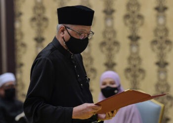 KUALA LUMPUR, 21 Ogos -- Naib Presiden UMNO Datuk Seri Ismail Sabri Yaakob membaca Surat Cara Pelantikan sebagai Perdana Menteri Kesembilan pada Istiadat Pengurniaan Surat Cara Pelantikan dan Mengangkat Sumpah Jawatan dan Setia serta Sumpah Simpan Rahsia sebagai Perdana Menteri di Istana Negara hari ini.
--fotoBERNAMA (2021) HAK CIPTA TERPELIHARA

KUALA LUMPUR, Aug 21 -- UMNO vice-president Datuk Seri Ismail Sabri Yaakob is reading the instrument of appointment as Malaysias 9th Prime Minister at a ceremony at Istana Negara, today.
The ceremony, which involved the conferment of the instrument of appointment and taking the Oath of Office and Allegiance, as well as the Oath of Secrecy as the Prime Minister.
--fotoBERNAMA (2021) COPYRIGHTS RESERVED