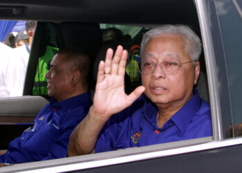 PASIR SALAK, 3 Julai -- Perdana Menteri Datuk Seri Ismail Sabri Yaakob (kanan) melambai tangan selepas majlis perasmian penutupan program Jelajah Aspirasi Keluarga Malaysia (AKM) Negeri Perak 2022 di Litar Dato' Sagor, Kampung Gajah hari ini.

Turut sama Menteri Besar Perak Datuk Seri Saarani Mohamad (kiri).

--fotoBERNAMA (2022) HAK CIPTA TERPELIHARA