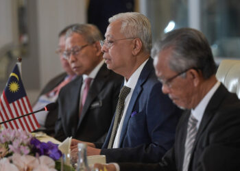 KUALA LUMPUR, 24 Jun -- Perdana Menteri Datuk Seri Ismail Sabri Yaakob menyampaikan ucapan pada Sesi Dialog Peringkat Tinggi Mengenai Pembangunan Global (High Level Dialogue On Global Development) anjuran Republik Rakyat China di sebuah hotel malam ini.

Turut sama Menteri di Jabatan Perdana Menteri (Ekonomi) Datuk Seri Mustapa Mohamed serta
Timbalan Menteri Luar Datuk Kamarudin Jaffar.

--fotoBERNAMA (2022) HAK CIPTA TERPELIHARA