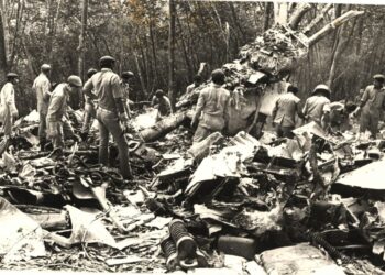 Scanned Pix : Staric
Starpix By : C.H. Loh
Date : 29.09.1977

Rescuers look in wonder at a piece of the plane which ended up a broken tree.