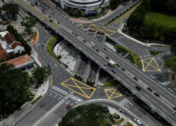 KUALA LUMPUR, 23 Jun -- Jalan-jalan utama di sekitar ibu kota yang lazimnya sesak dengan kenderaan bagaimanapun menjadi sepi dan lengang ekoran pelaksanaan sekatan pergerakan penuh fasa pertama yang lalu.
Pelaksanaan sekatan tersebut di seluruh negara bermula 1 Jun lalu, disambung selama 14 hari bermula 15 Jun sehingga 28 Jun diambl sebagai salah satu cara mengekang penularan wabak COVID-19. 
Keadaan Jalan Kinabalu dan Bulatan Dato Onn kelihatan lengang yang pada kebiasaanya akan menjadi sesak ketika waktu puncak setiap hari.
--fotoBERNAMA (2021) HAK CIPTA TERPELIHARA
