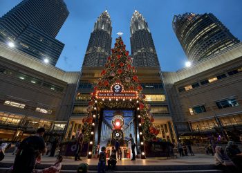 KUALA LUMPUR, 19 Okt -- Orang ramai dilihat memenuhi kawasan di sekitar Taman KLCC untuk bersantai selepas waktu bekerja ketika tinjauan fotoBernama hari ini.??Suasana perayaan Hari Natal juga mula dirasai di Suria KLCC apabila sebuah replika pokok Krismas gergasi yang menjadi tumpuan orang ramai untuk bergambar ditempatkan di kawasan tersebut.??--fotoBERNAMA (2021) HAK CIPTA TERPELIHARA?