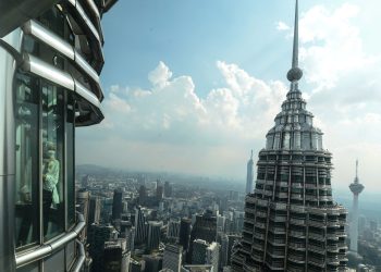 KUALA LUMPUR, 9 Okt -- Seorang pengunjung melihat permandangan ibu kota pada cuti hujung minggu bersama keluarga selepas kebenaran sektor pelancongan beroperasi semula pada Pelan Pemulihan Negara (PPN) Fasa Tiga ketika di Dek Pemerhatian Menara Berkembar Kuala Lumpur hari ini.
SkyBridge yang berketinggian 170 meter dan 58.4 meter panjang, menghubungkan Menara 1 dan Menara 2 kekal menjadi lokasi tarikan orang ramai untuk meluangkan masa bersama keluarga pada cuti hujung minggu.
Lawatan Menara Berkembar PETRONAS (PeTTVO) akan menghadkan slot lawatan pada kapasiti kurang dari 50 peratus dan melaksanakan langkah-langkah jarak fizikal yang ketat.
--fotoBERNAMA (2021) HAK CIPTA TERPELIHARA
